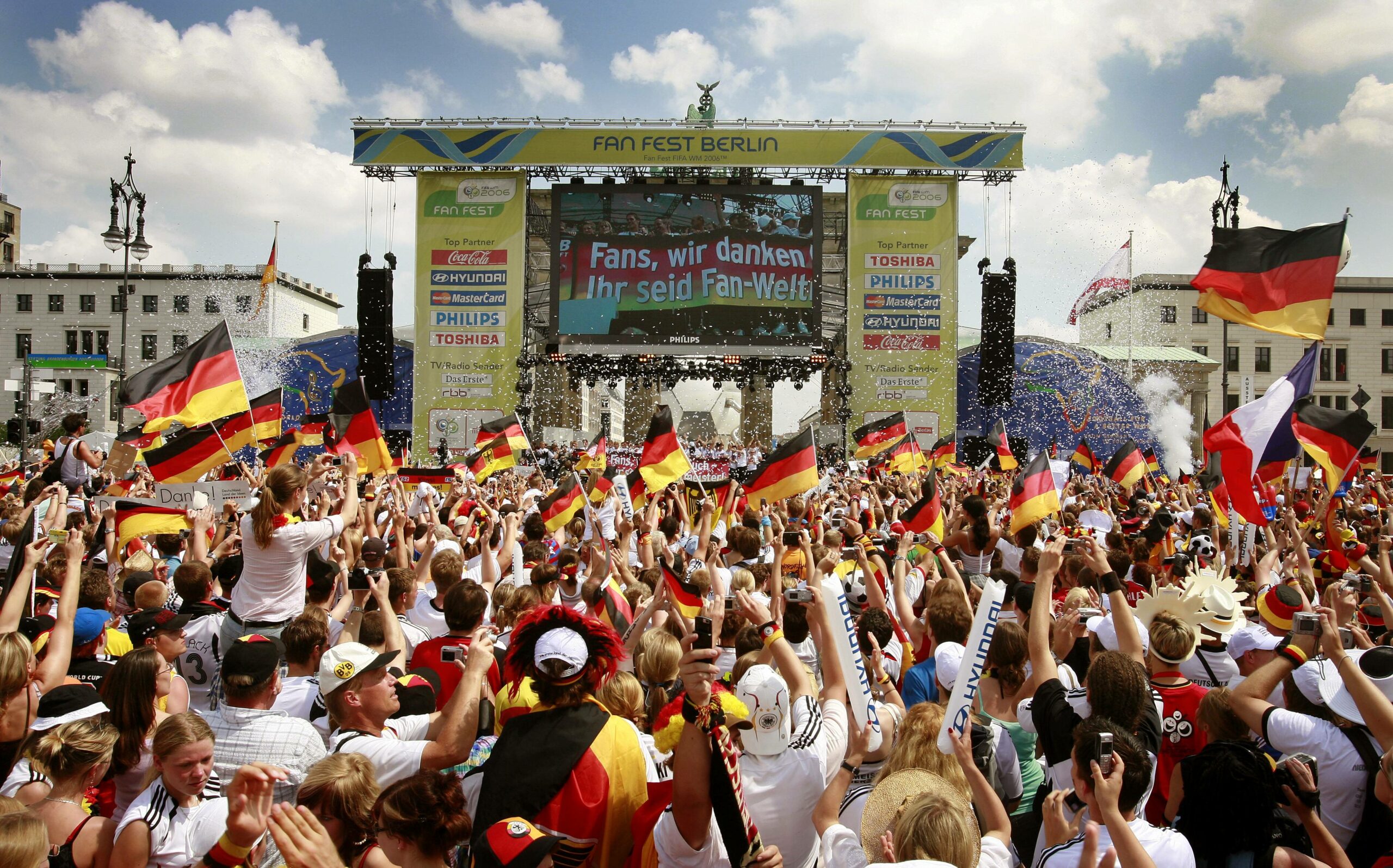 Die Fans feiern die Mannschaft nach der WM 2006