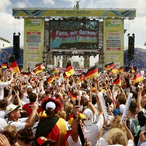 Die Fans feiern die Mannschaft nach der WM 2006