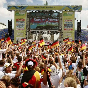Die Fans feiern die Mannschaft nach der WM 2006