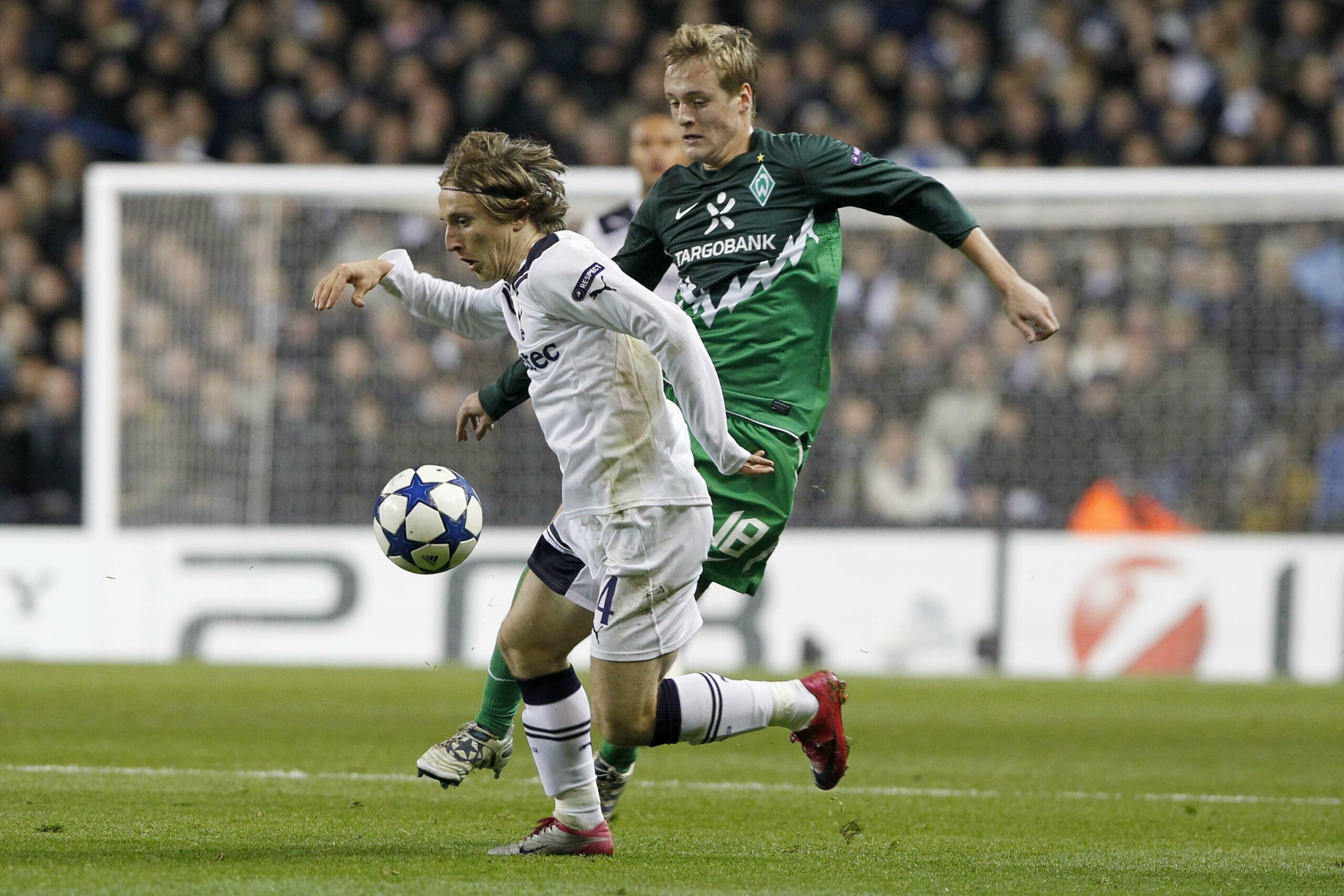 Felix Kroos im Zweikampf mit Luka Modric