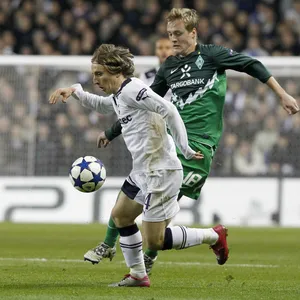 Felix Kroos im Zweikampf mit Luka Modric
