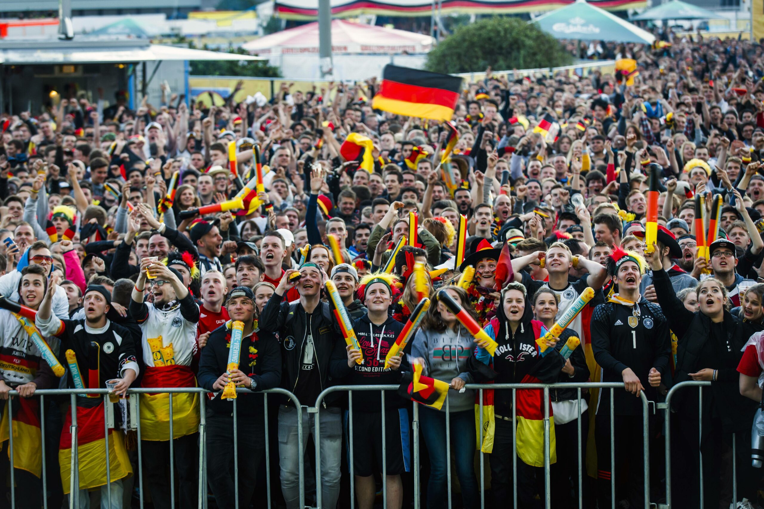 Während der EM können Fans in Hamburg die Spiele auf dem Heiligengeistfeld schauen.