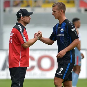 Steffen Baumgart klatscht mit Uwe Hünemeier ab