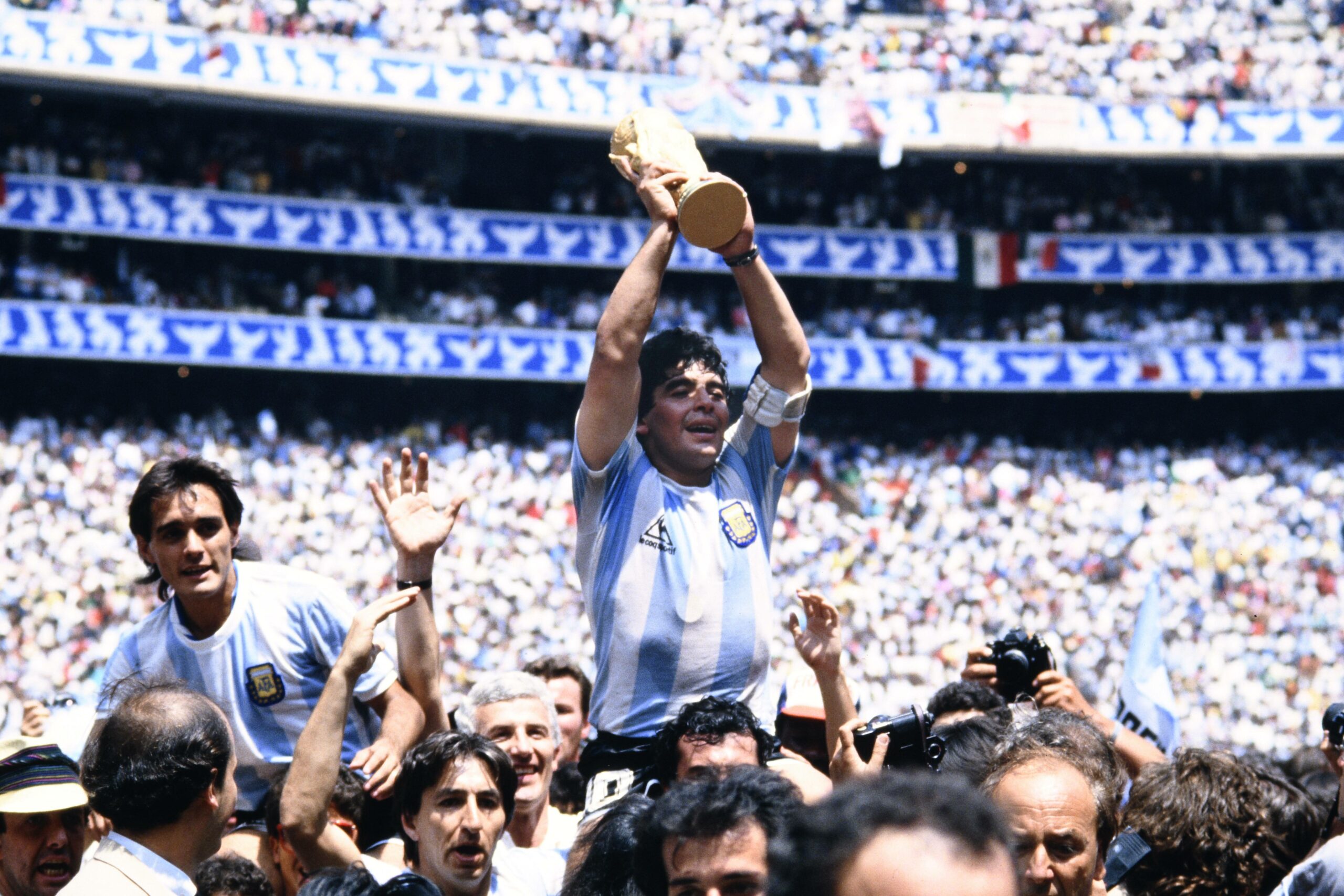 Diego Maradona hält den WM-Pokal von 1986 hoch