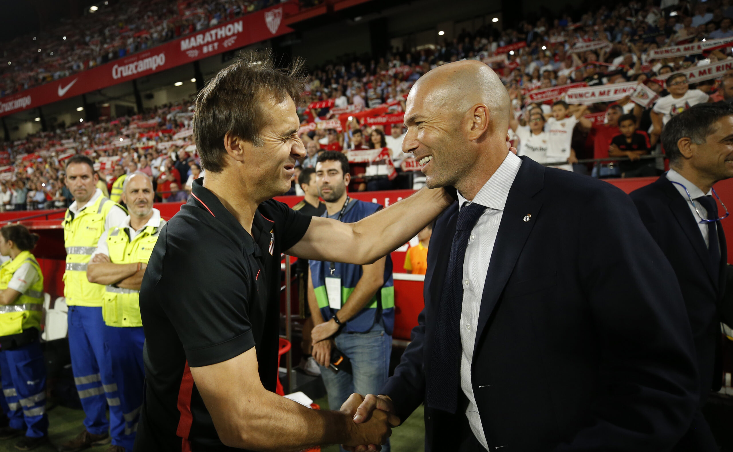 Julen Lopetegui und Zinédine Zidane geben sich die Hand