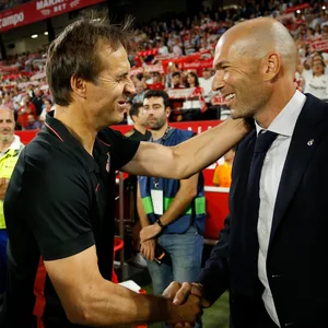Julen Lopetegui und Zinédine Zidane geben sich die Hand