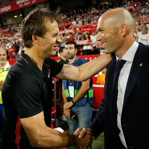 Julen Lopetegui und Zinédine Zidane geben sich die Hand