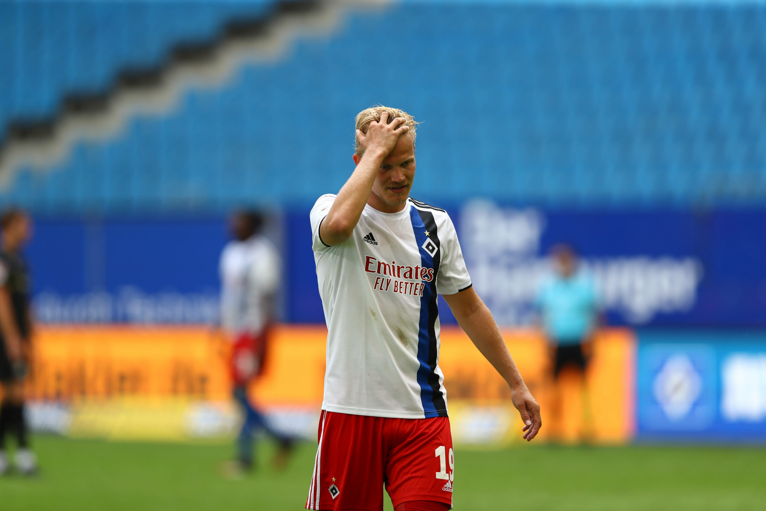 Joel Pohjanpalo fasst sich im HSV-Trikot voller Frust an den Kopf