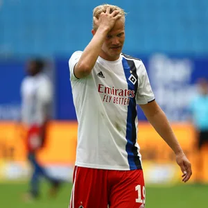 Joel Pohjanpalo fasst sich im HSV-Trikot voller Frust an den Kopf
