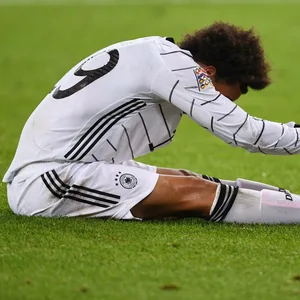 Leroy Sané sitzt verletzt am Boden
