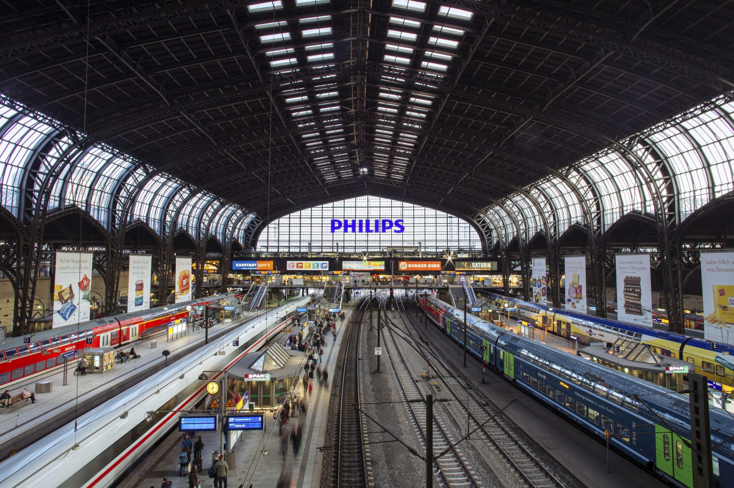 Herrenloser Koffer an Gleis sieben im Hamburger Hauptbahnhof sorgt für Sprengstoff-Alarm. Zugverkehr mehr als eine Stunde unterbrochen