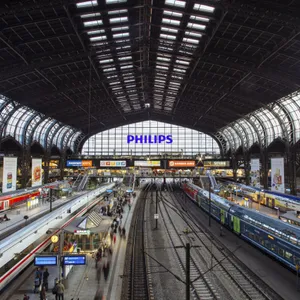 Herrenloser Koffer an Gleis sieben im Hamburger Hauptbahnhof sorgt für Sprengstoff-Alarm. Zugverkehr mehr als eine Stunde unterbrochen