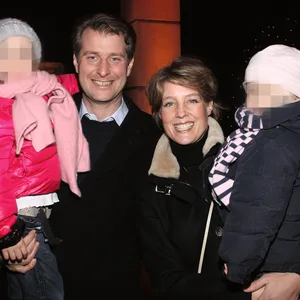 Paar mit zwei kleinen Kindern auf dem Arm