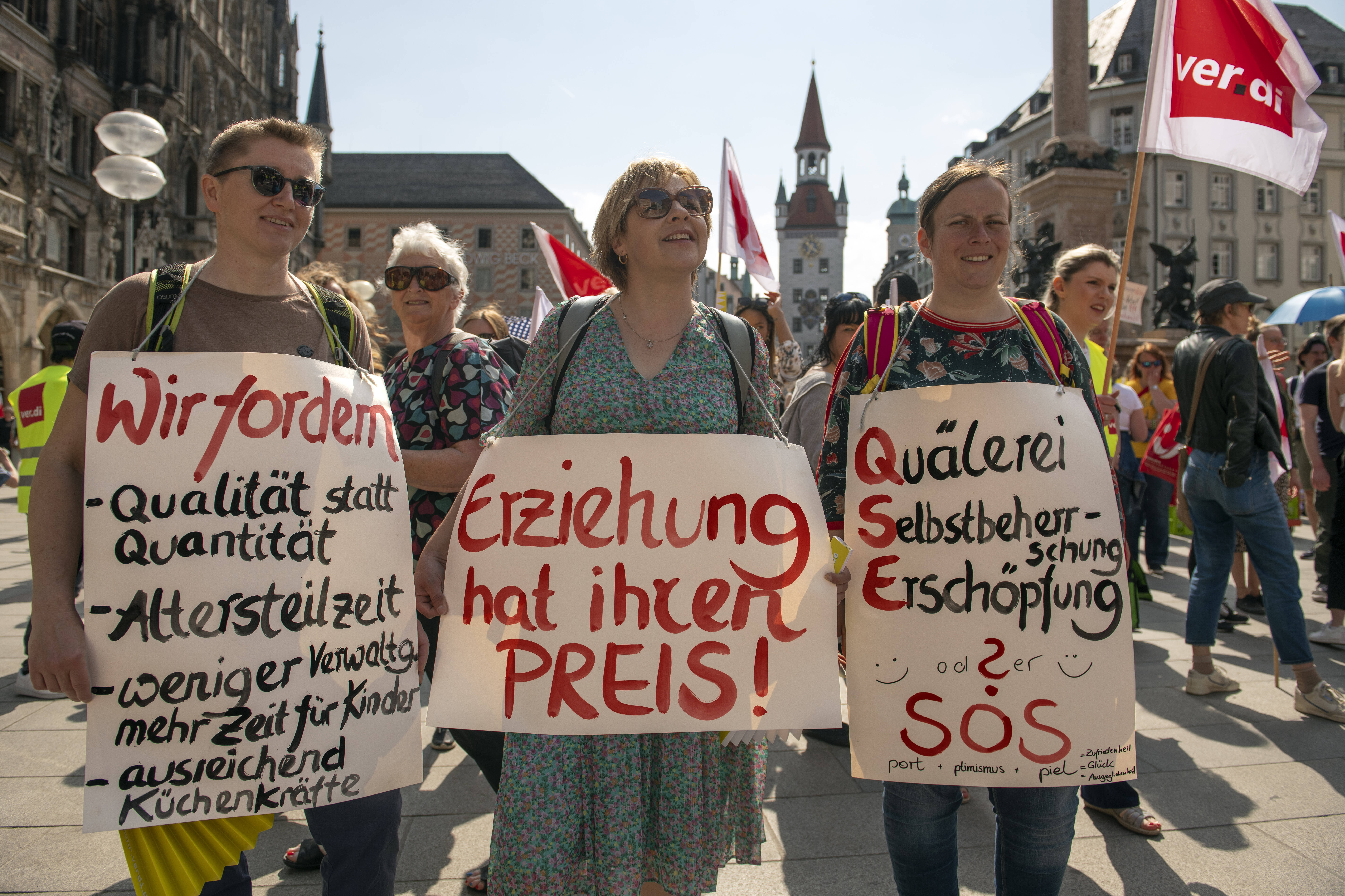 Protestierende Kita-Erzieherinnen und - erzieher vor einem Monat in Essen. Überall in Deutschland rumort es.