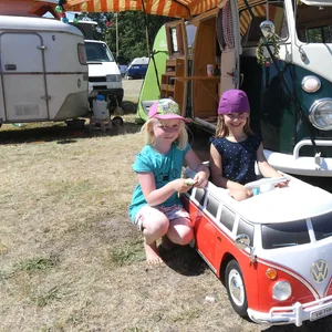 Kinder auf einem Campingplatz