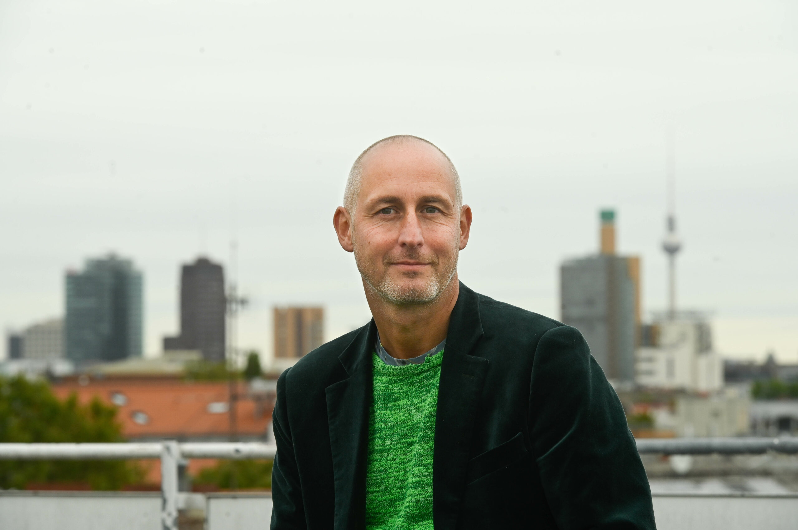 Marcus Urban auf einer Dachterrasse in Berlin