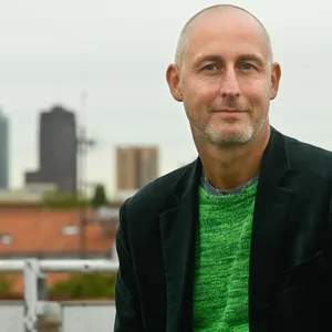 Marcus Urban auf einer Dachterrasse in Berlin