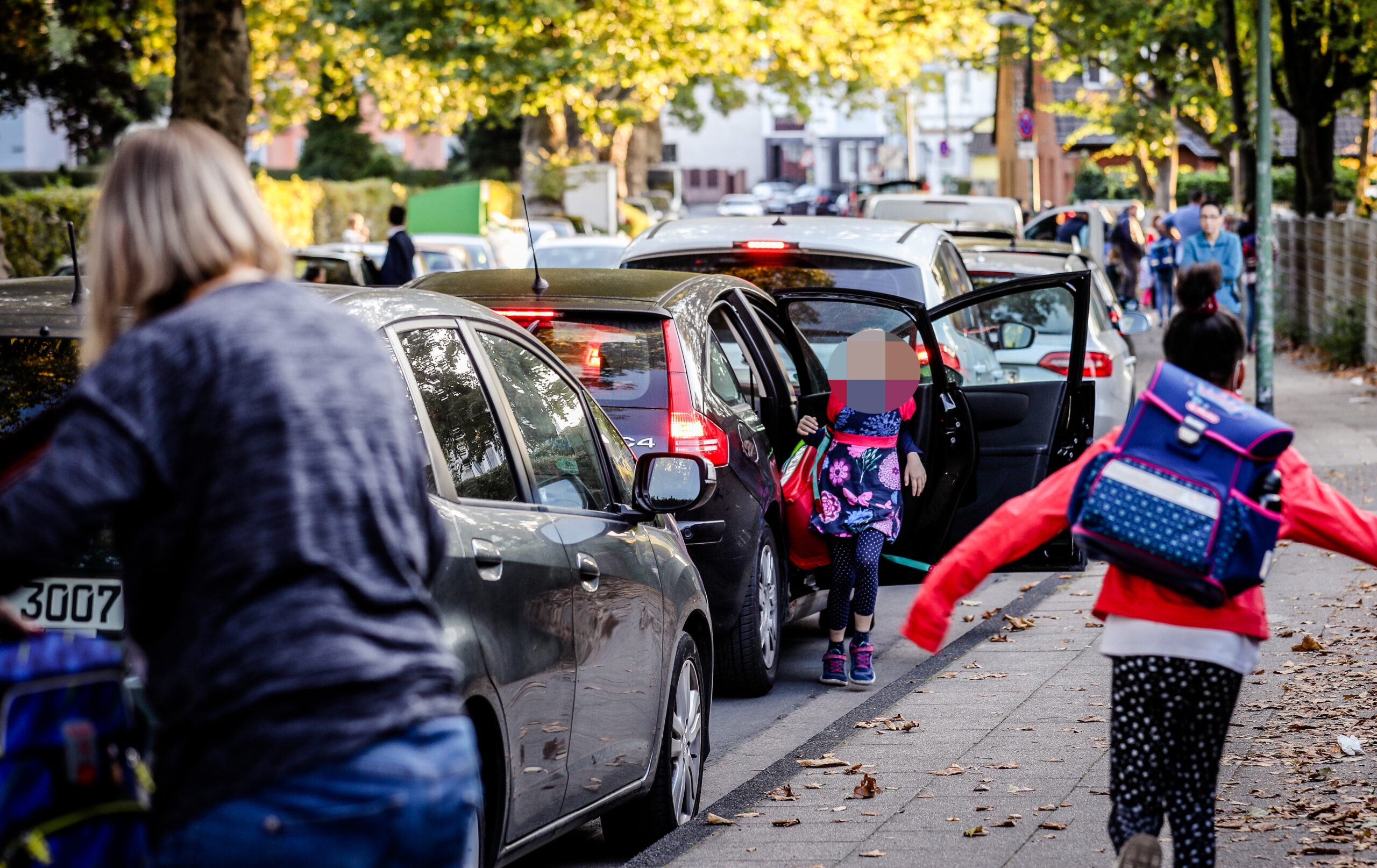 Wenn sich morgens Autos und Kinder ihren Weg zur Schule bahnen, wird es schnell gefährlich.