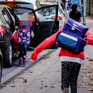 Wenn sich morgens Autos und Kinder ihren Weg zur Schule bahnen, wird es schnell gefährlich.