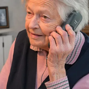 Eine Seniorin telefoniert.