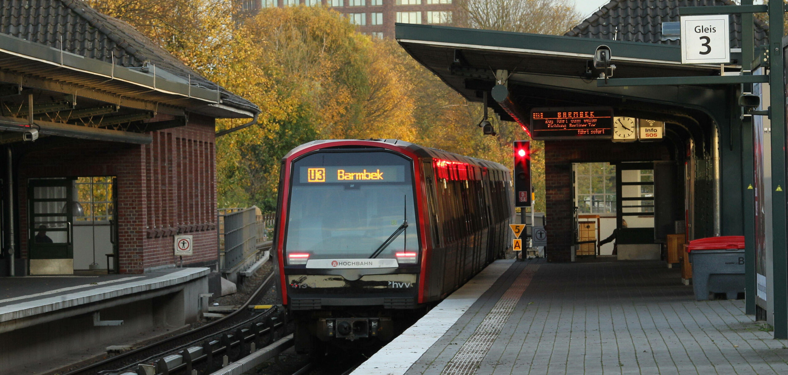 Ein Zug der Linie U3 hält an der Saarlandstraße.