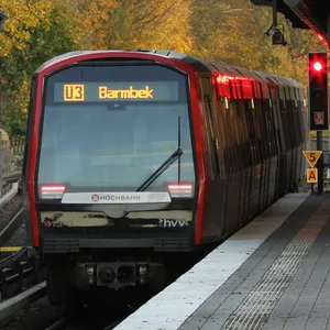 Ein Zug der Linie U3 hält an der Saarlandstraße.