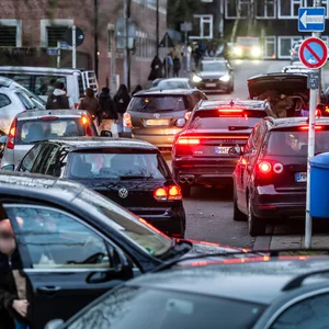 Wenn sich morgens und mittags Autos udn Kinder ihren Weg zur Schule bahnen, wird es schnell gefährlich.