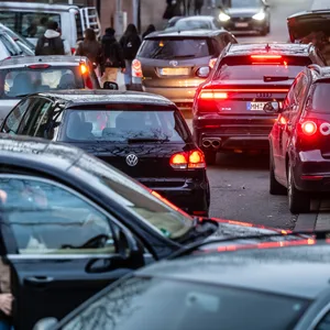Wenn sich morgens und mittags Autos udn Kinder ihren Weg zur Schule bahnen, wird es schnell gefährlich.