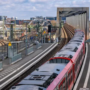 Derzeit überqueren die S-Bahnen aus dem Süden die Elbe über Brücken – es gibt aber auch die Idee eines neuen Tunnels.