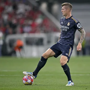 Toni Kroos mit dem Ball am Fuß.