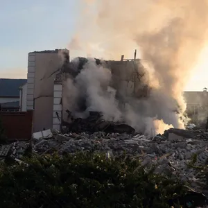 Rauch steigt aus einem zerstörten Haus in der Region Charkiw aus, das von einer russischen Rakete getroffen wurde.
