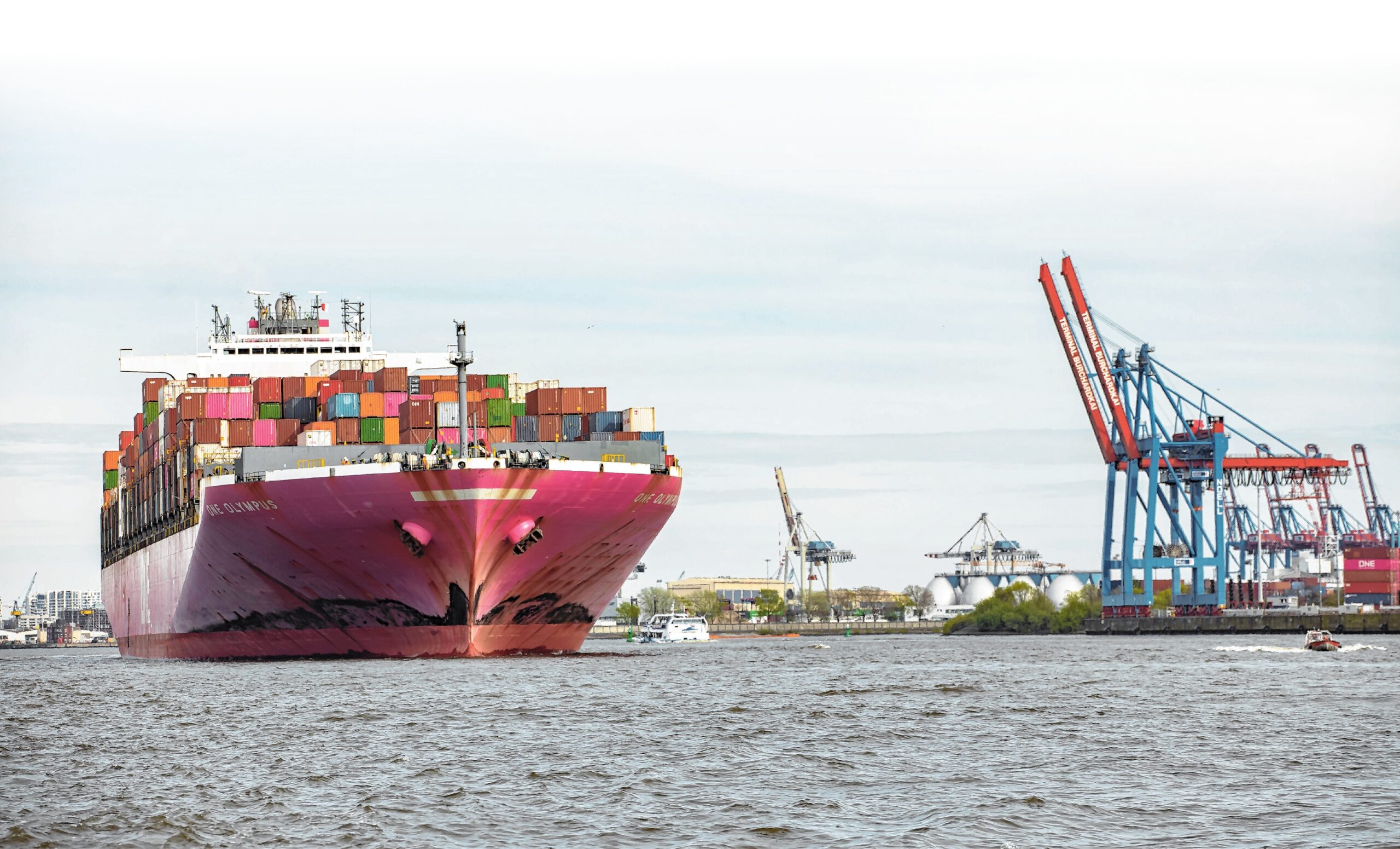 Containerschiff im Hamburger Hafen.