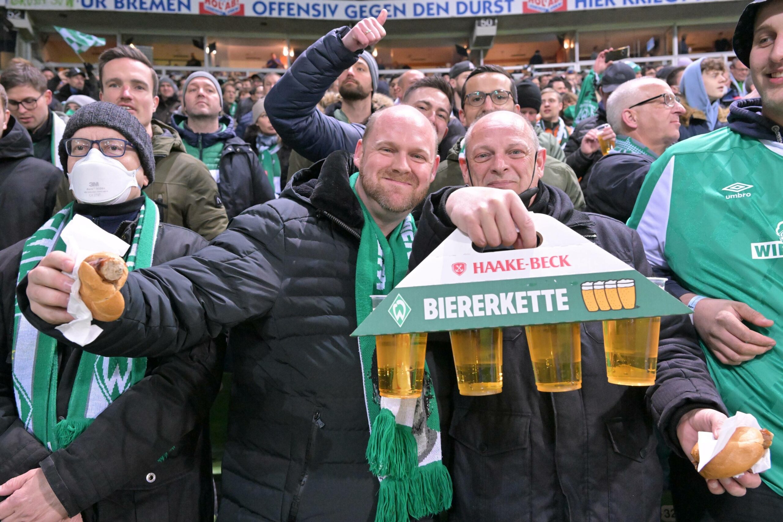 Bremer Fans sind dank ihres Bieres gut gelaunt.