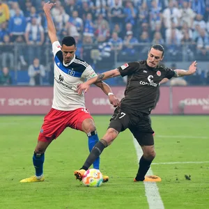 Robert Glatzel im Zweikampf mit Jackson Irvine