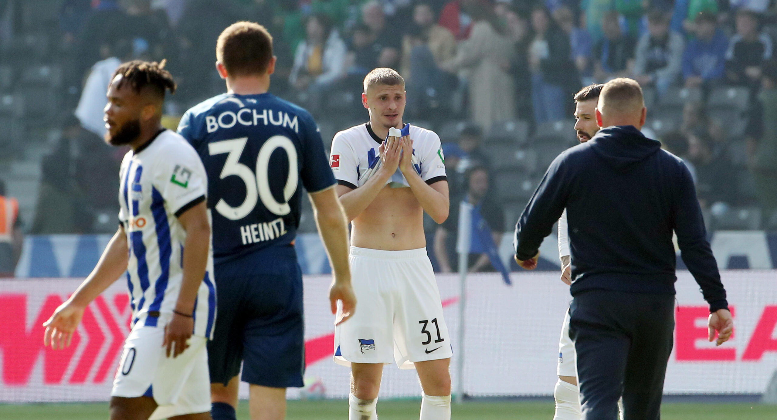 Marton Dardai wischt sich mit dem Trikot die Tränen aus dem Gesicht