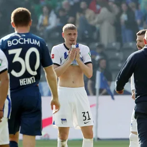 Marton Dardai wischt sich mit dem Trikot die Tränen aus dem Gesicht