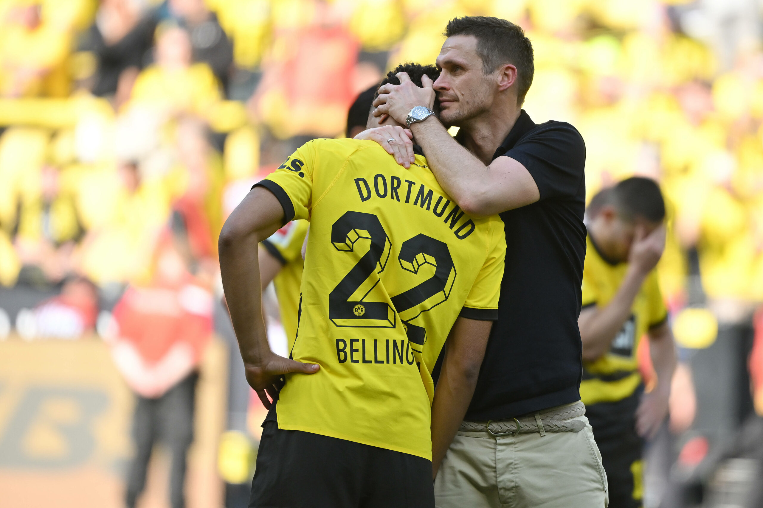 Sebastian Kehl tröstet Jude Bellingham im Dortmund-Trikot.