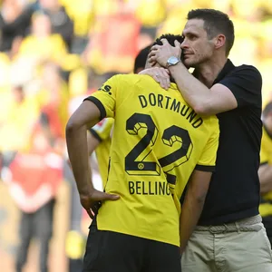 Sebastian Kehl tröstet Jude Bellingham im Dortmund-Trikot.