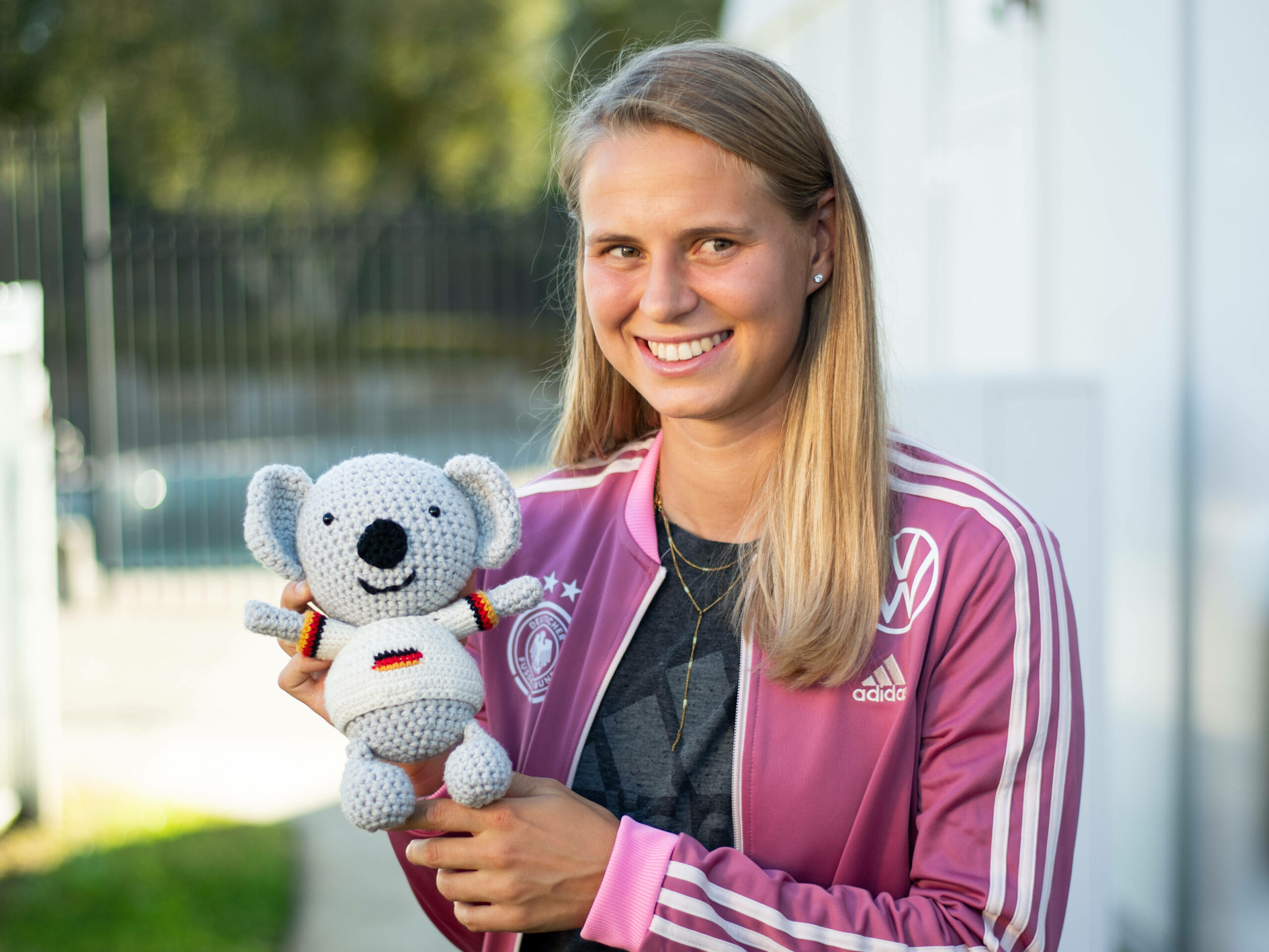 Klara Bühl mit dem gehäkelten Koala auf dem Arm