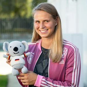 Klara Bühl mit dem gehäkelten Koala auf dem Arm