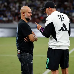 Pep Guardiola und Thomas Tuchel im Gespräch auf dem Spielfeld.