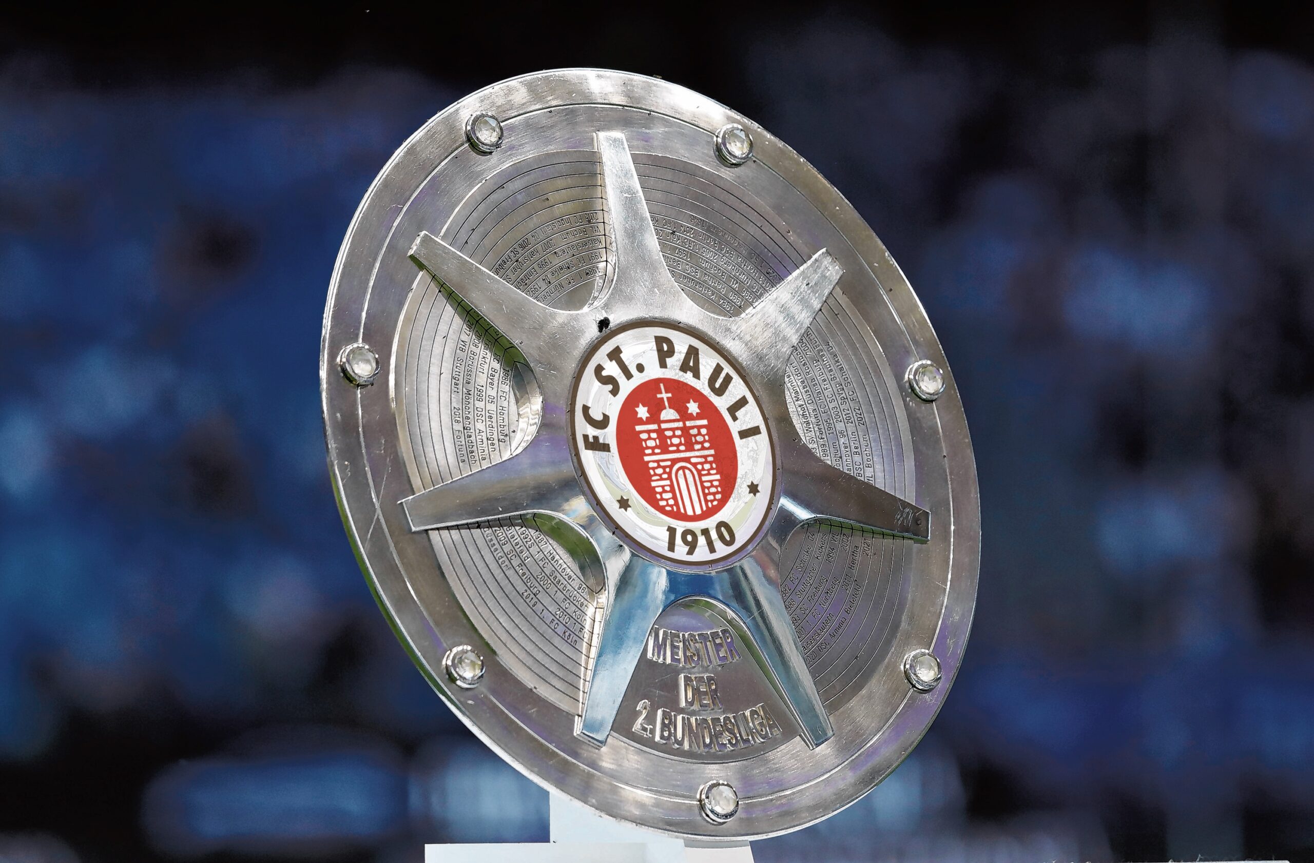 Meisterschale der 2. Bundesliga mit St. Pauli-Logo