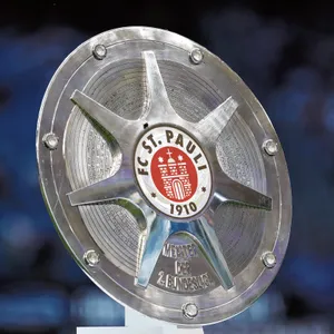 Meisterschale der 2. Bundesliga mit St. Pauli-Logo