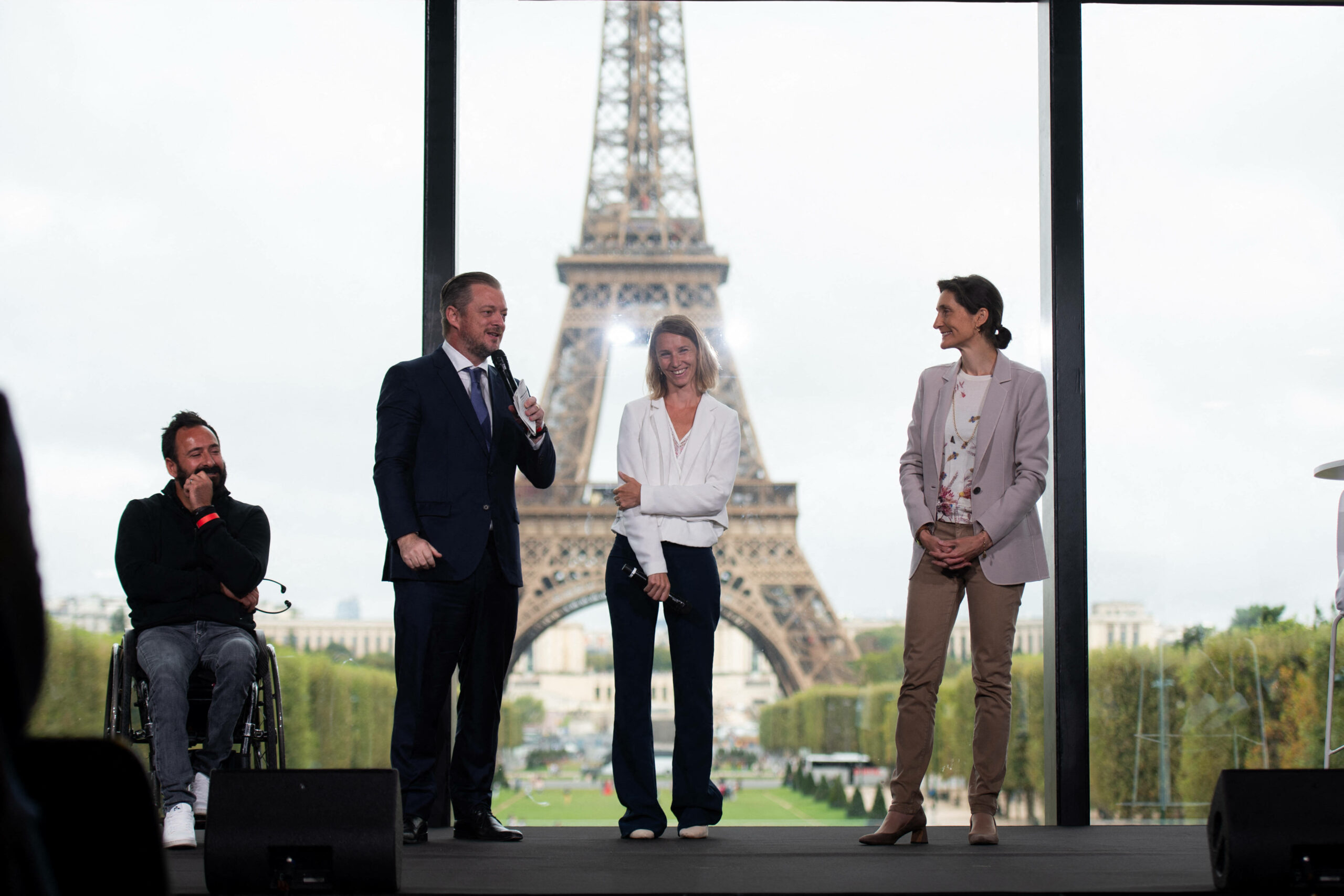 Die Pressekonferenz zu den Paralympics vor dem Pariser Eiffelturm.