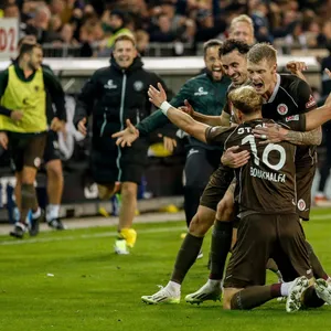 St. Pauli bejubelt Carlo Boukhalfas Joker-Tor gegen Schalke