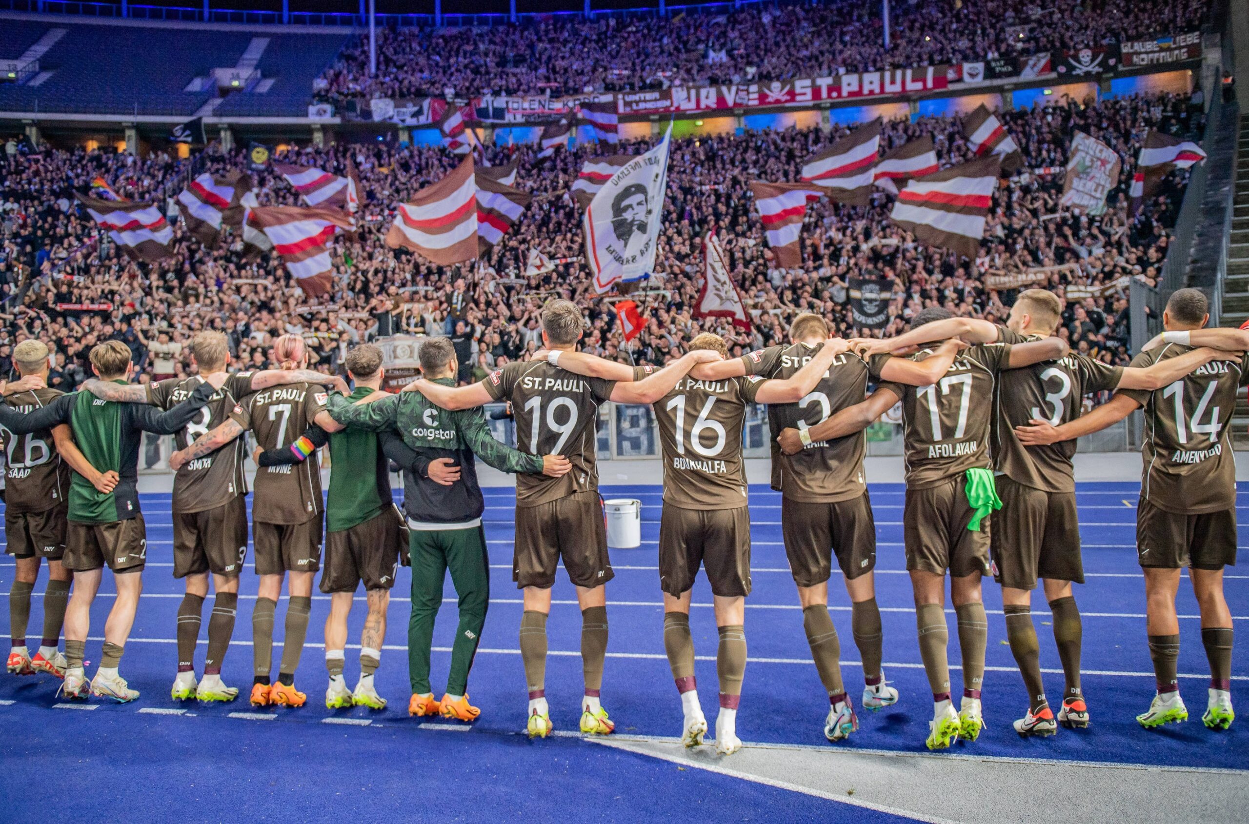 St. Paulis Profis feiern mit den Fans in Berlin
