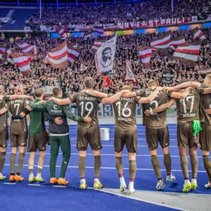 St. Paulis Profis feiern mit den Fans in Berlin