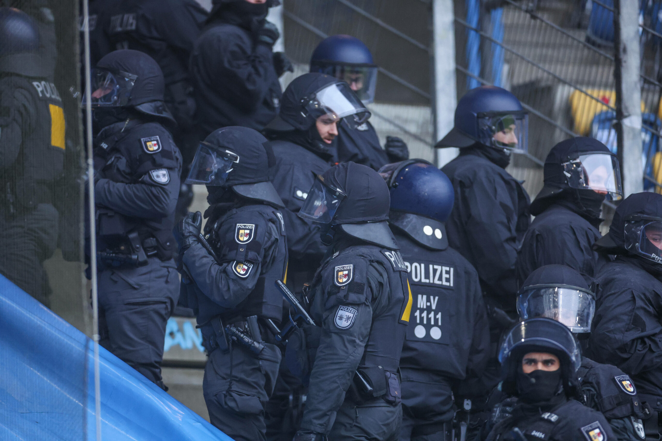 Polizei sichert den Block zwischen den Fans des FC Hansa Rostock und des FC Schalke 04
