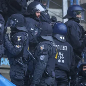 Polizei sichert den Block zwischen den Fans des FC Hansa Rostock und des FC Schalke 04