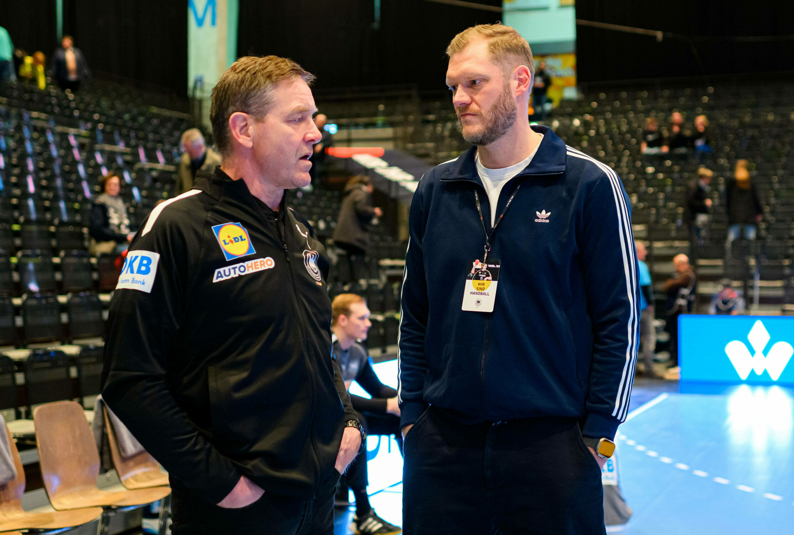 Handball-Bundestrainer Alfred Gislason spricht mit Ex-Nationaltorhüter Johannes Bitter